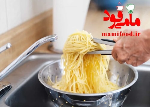اسپاگتی با سس گوجه تازه و ریحان