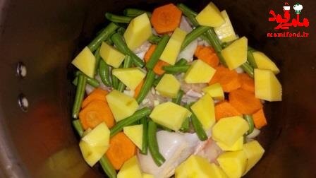 مرحله اول تهیه خوراک مرغ و سبزیجات: