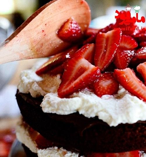 کیک نوتلا و توت فرنگی